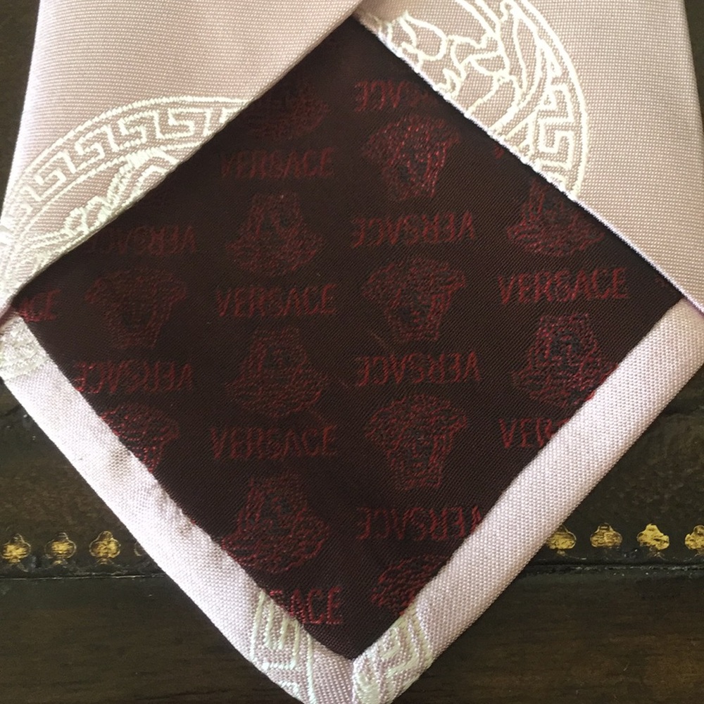 SOLD!πHPπSilk Medusa Medallion Tie in Dusty Rose - Picture 6 of 7